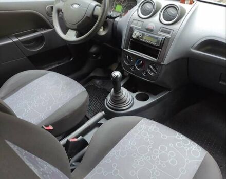 Красный Форд Фиеста, объемом двигателя 1.24 л и пробегом 208 тыс. км за 3800 $, фото 8 на Automoto.ua