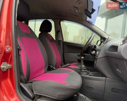 Красный Форд Фиеста, объемом двигателя 1.4 л и пробегом 213 тыс. км за 3190 $, фото 10 на Automoto.ua