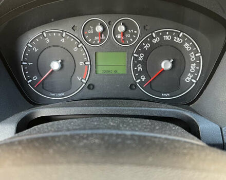 Красный Форд Фиеста, объемом двигателя 1.4 л и пробегом 226 тыс. км за 3750 $, фото 3 на Automoto.ua