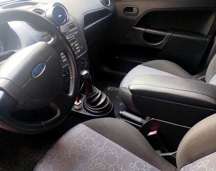 Червоний Форд Фієста, об'ємом двигуна 1.4 л та пробігом 199 тис. км за 4200 $, фото 2 на Automoto.ua