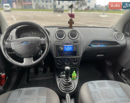 Красный Форд Фиеста, объемом двигателя 1.3 л и пробегом 229 тыс. км за 3300 $, фото 9 на Automoto.ua