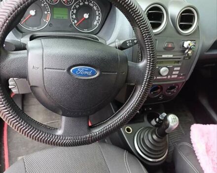 Красный Форд Фиеста, объемом двигателя 1.4 л и пробегом 151 тыс. км за 3900 $, фото 5 на Automoto.ua