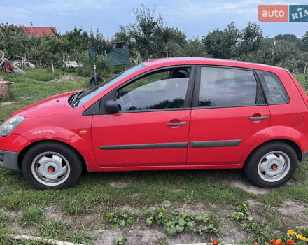 Красный Форд Фиеста, объемом двигателя 1.25 л и пробегом 250 тыс. км за 4300 $, фото 2 на Automoto.ua