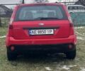 Красный Форд Фиеста, объемом двигателя 1.2 л и пробегом 180 тыс. км за 3400 $, фото 3 на Automoto.ua