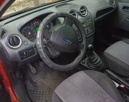Красный Форд Фиеста, объемом двигателя 1.39 л и пробегом 218 тыс. км за 4100 $, фото 3 на Automoto.ua
