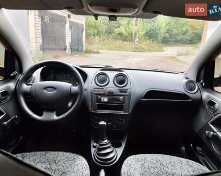Красный Форд Фиеста, объемом двигателя 1.3 л и пробегом 208 тыс. км за 3900 $, фото 1 на Automoto.ua