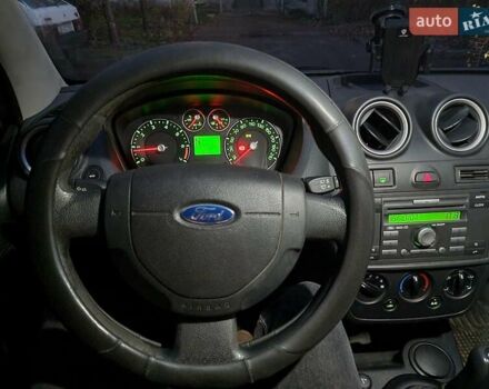 Красный Форд Фиеста, объемом двигателя 1.39 л и пробегом 255 тыс. км за 3250 $, фото 10 на Automoto.ua