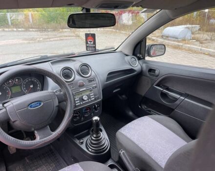 Красный Форд Фиеста, объемом двигателя 1.2 л и пробегом 159 тыс. км за 2750 $, фото 6 на Automoto.ua