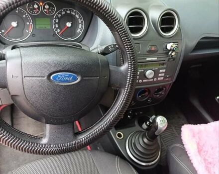 Красный Форд Фиеста, объемом двигателя 1.4 л и пробегом 151 тыс. км за 3900 $, фото 2 на Automoto.ua