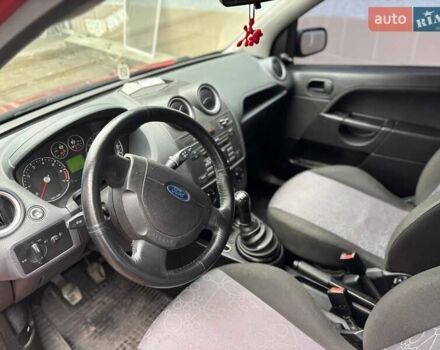 Красный Форд Фиеста, объемом двигателя 1.4 л и пробегом 273 тыс. км за 3800 $, фото 11 на Automoto.ua