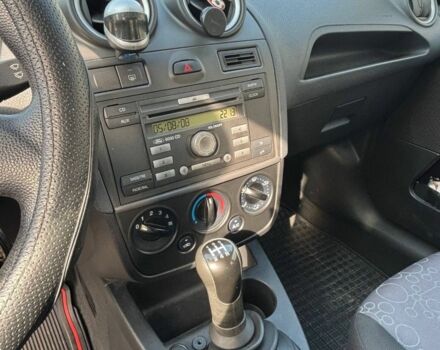 Красный Форд Фиеста, объемом двигателя 1.4 л и пробегом 121 тыс. км за 5300 $, фото 12 на Automoto.ua