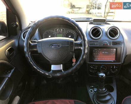 Червоний Форд Фієста, об'ємом двигуна 1.25 л та пробігом 140 тис. км за 2999 $, фото 16 на Automoto.ua