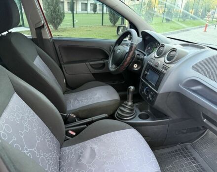 Красный Форд Фиеста, объемом двигателя 1.4 л и пробегом 185 тыс. км за 3300 $, фото 6 на Automoto.ua