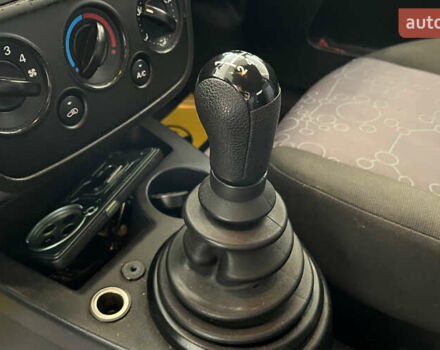 Червоний Форд Фієста, об'ємом двигуна 1.24 л та пробігом 164 тис. км за 4150 $, фото 14 на Automoto.ua