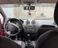 Красный Форд Фиеста, объемом двигателя 1.4 л и пробегом 273 тыс. км за 3800 $, фото 5 на Automoto.ua