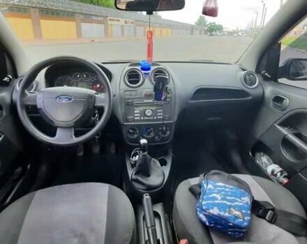 Червоний Форд Фієста, об'ємом двигуна 1.4 л та пробігом 149 тис. км за 3200 $, фото 4 на Automoto.ua