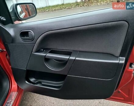 Червоний Форд Фієста, об'ємом двигуна 1.4 л та пробігом 130 тис. км за 4300 $, фото 7 на Automoto.ua