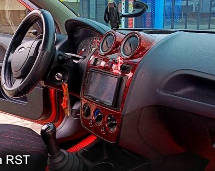 Красный Форд Фиеста, объемом двигателя 1.4 л и пробегом 294 тыс. км за 4400 $, фото 3 на Automoto.ua