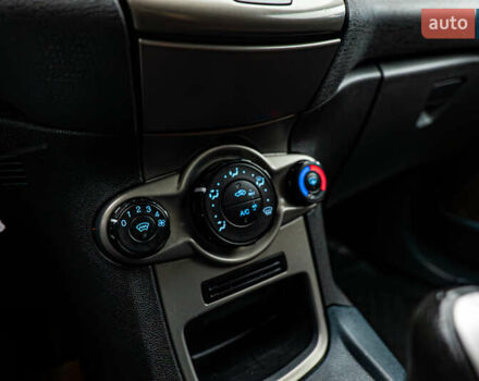 Красный Форд Фиеста, объемом двигателя 1.2 л и пробегом 186 тыс. км за 5664 $, фото 14 на Automoto.ua