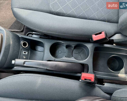 Форд Фиеста 2011 в Киеве на Automoto.ua Красный Форд Фиеста, объемом двигателя 1.4 л и пробегом 157 тыс. км за 6600 $, фото 23 на Automoto.ua