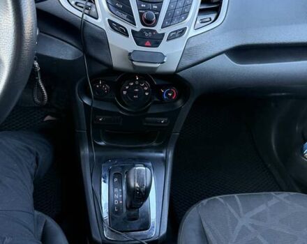 Красный Форд Фиеста, объемом двигателя 1.6 л и пробегом 120 тыс. км за 6800 $, фото 6 на Automoto.ua