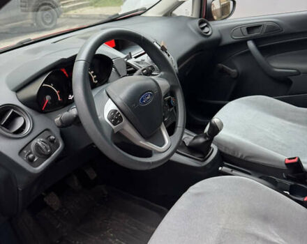 Червоний Форд Фієста, об'ємом двигуна 1.25 л та пробігом 72 тис. км за 6000 $, фото 4 на Automoto.ua