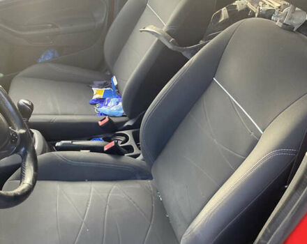 Красный Форд Фиеста, объемом двигателя 1 л и пробегом 80 тыс. км за 2200 $, фото 3 на Automoto.ua