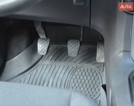 Красный Форд Фиеста, объемом двигателя 1.24 л и пробегом 189 тыс. км за 5600 $, фото 21 на Automoto.ua