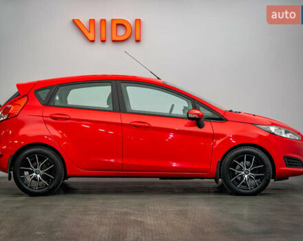 Красный Форд Фиеста, объемом двигателя 1 л и пробегом 100 тыс. км за 6995 $, фото 3 на Automoto.ua