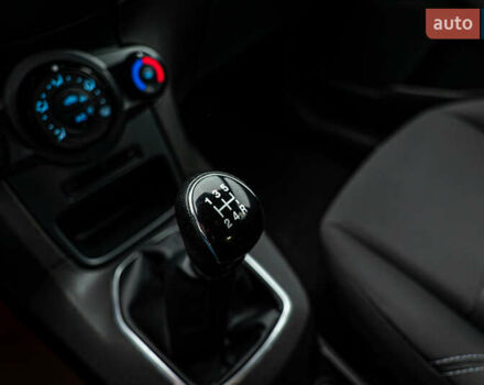 Красный Форд Фиеста, объемом двигателя 1 л и пробегом 100 тыс. км за 6995 $, фото 15 на Automoto.ua