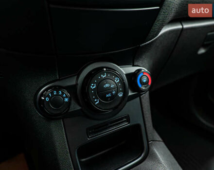 Красный Форд Фиеста, объемом двигателя 1 л и пробегом 100 тыс. км за 6995 $, фото 14 на Automoto.ua