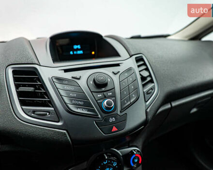 Красный Форд Фиеста, объемом двигателя 1 л и пробегом 100 тыс. км за 6995 $, фото 13 на Automoto.ua