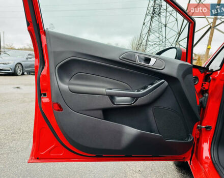 Красный Форд Фиеста, объемом двигателя 1 л и пробегом 56 тыс. км за 8800 $, фото 14 на Automoto.ua