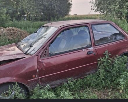 Красный Форд Фиеста, объемом двигателя 1 л и пробегом 200 тыс. км за 550 $, фото 3 на Automoto.ua