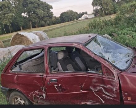 Красный Форд Фиеста, объемом двигателя 1 л и пробегом 200 тыс. км за 550 $, фото 2 на Automoto.ua