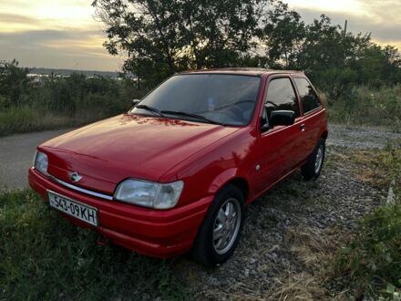 Червоний Форд Фієста, об'ємом двигуна 1.1 л та пробігом 3 тис. км за 1350 $, фото 1 на Automoto.ua