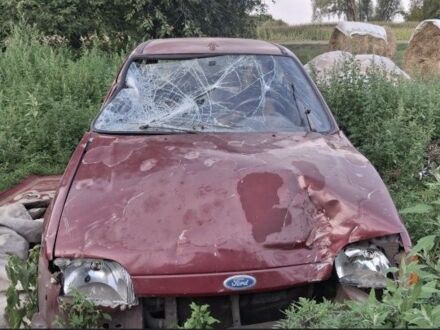 Красный Форд Фиеста, объемом двигателя 1 л и пробегом 200 тыс. км за 550 $, фото 1 на Automoto.ua