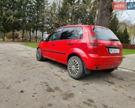 Красный Форд Фиеста, объемом двигателя 1.3 л и пробегом 320 тыс. км за 2150 $, фото 1 на Automoto.ua