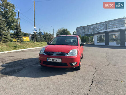 Красный Форд Фиеста, объемом двигателя 1.3 л и пробегом 300 тыс. км за 2100 $, фото 1 на Automoto.ua