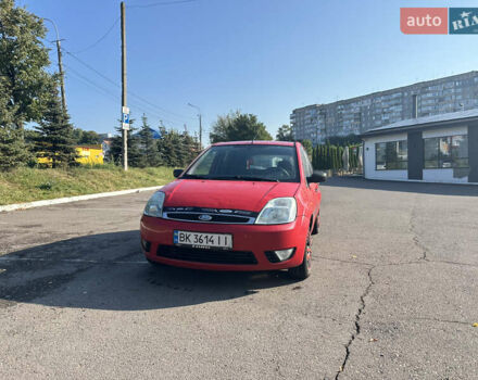 Красный Форд Фиеста, объемом двигателя 1.3 л и пробегом 300 тыс. км за 2100 $, фото 1 на Automoto.ua