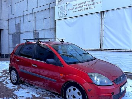 Красный Форд Фиеста, объемом двигателя 1.3 л и пробегом 240 тыс. км за 3500 $, фото 1 на Automoto.ua