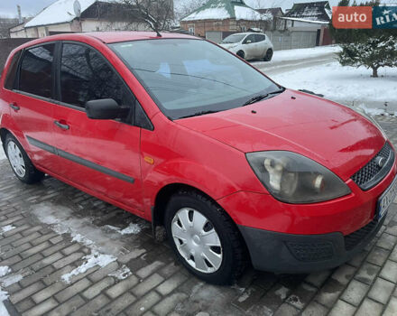 Красный Форд Фиеста, объемом двигателя 1.24 л и пробегом 300 тыс. км за 3250 $, фото 1 на Automoto.ua
