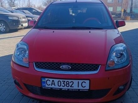 Червоний Форд Фієста, об'ємом двигуна 1.39 л та пробігом 210 тис. км за 4700 $, фото 1 на Automoto.ua