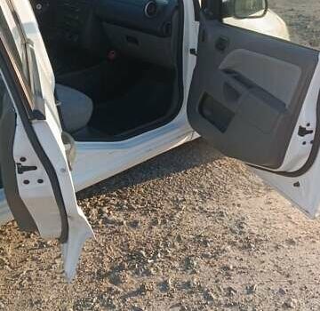 Форд Фиеста, объемом двигателя 1.4 л и пробегом 263 тыс. км за 3500 $, фото 4 на Automoto.ua
