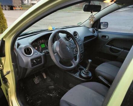 Желтый Форд Фиеста, объемом двигателя 1.4 л и пробегом 155 тыс. км за 2900 $, фото 12 на Automoto.ua