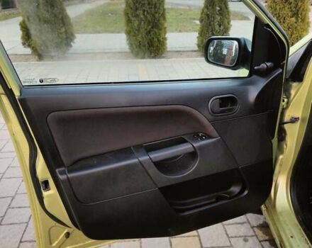 Желтый Форд Фиеста, объемом двигателя 1.4 л и пробегом 155 тыс. км за 2900 $, фото 11 на Automoto.ua