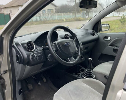 Серый Форд Фиеста, объемом двигателя 1.4 л и пробегом 237 тыс. км за 3500 $, фото 11 на Automoto.ua
