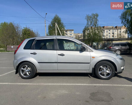 Серый Форд Фиеста, объемом двигателя 1.4 л и пробегом 195 тыс. км за 3000 $, фото 5 на Automoto.ua