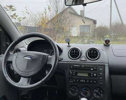 Серый Форд Фиеста, объемом двигателя 1.4 л и пробегом 237 тыс. км за 3500 $, фото 4 на Automoto.ua