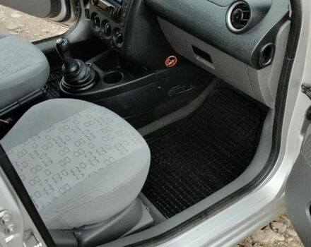 Серый Форд Фиеста, объемом двигателя 1.4 л и пробегом 300 тыс. км за 3400 $, фото 8 на Automoto.ua